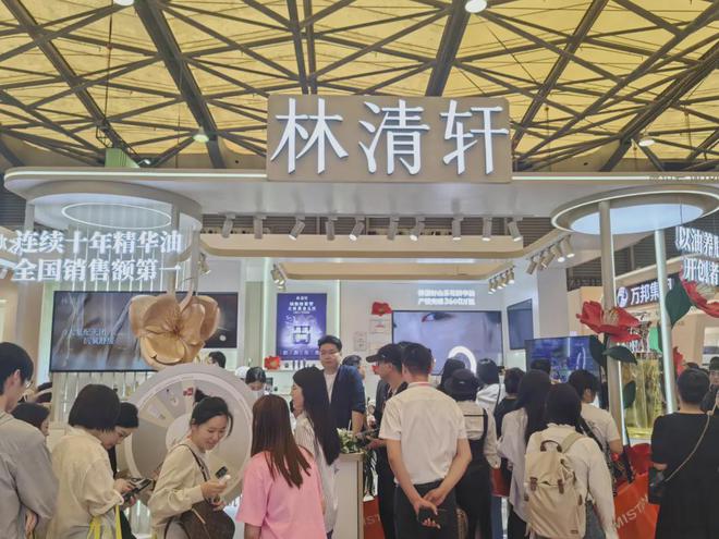 、自然堂等美妆企业亮相美博会！AG真人平台app【现场】家化(图7)